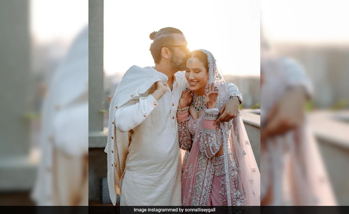 Trending: Pyaar Ka Punchnama Actress Sonnalli Seygall Shares Unseen Pics From Wedding On First Anniversary
